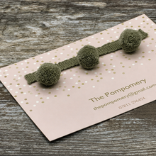 Cargar imagen en el visor de la galería, Olive green sample of pompom trim

