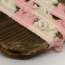 Laden Sie das Bild in den Galerie-Viewer, ivory and candy pink fan edge trim
